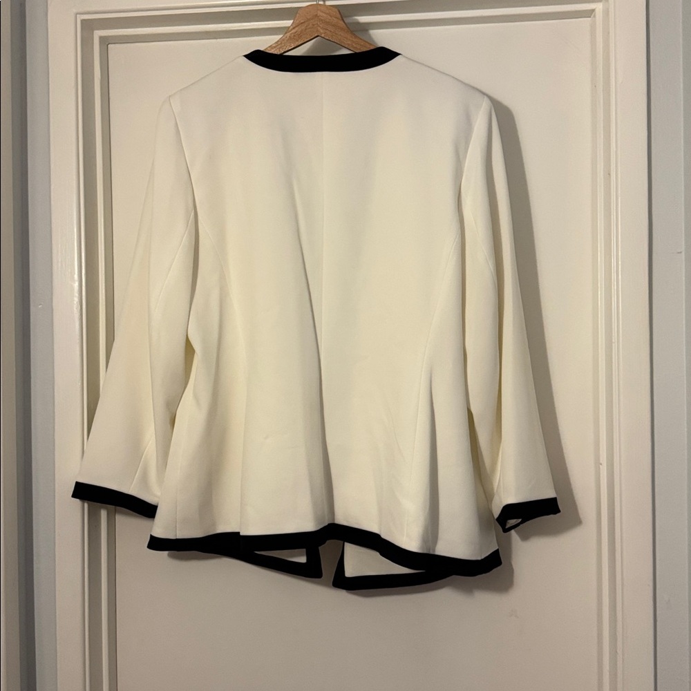 Kasper Cream and Black Women's Blazer 2x - Picture 2 of 3